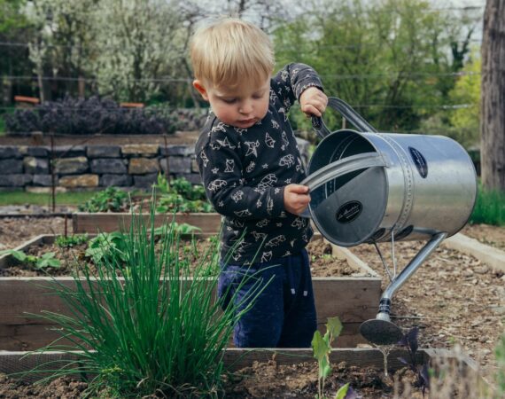 enfant qui cultive ses legumes